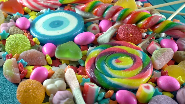 色彩艳丽的圆形糖果和棒棒糖 — 图库照片