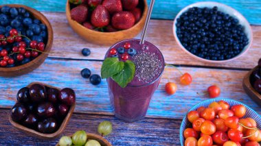 Masanın üzerinde mor dut kokteyli var.