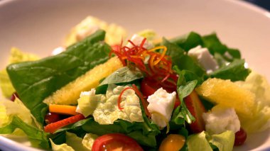 Sebze salatası ve sebze tabağı.