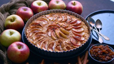 Elmalı turta ve elma.