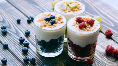 Üç bardak çilekli kokteyl.