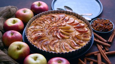 Elmalı turta ve elma.