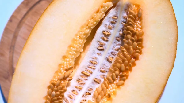 Masadaki kesikte tohumlar olan kavun.