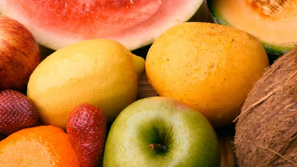 Masada çeşitli meyve ve meyveler var.