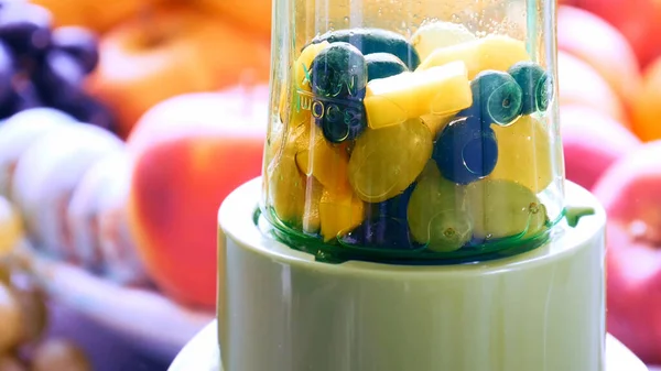 Meyveler ve kurutulmuş meyveler karıştırıcıda