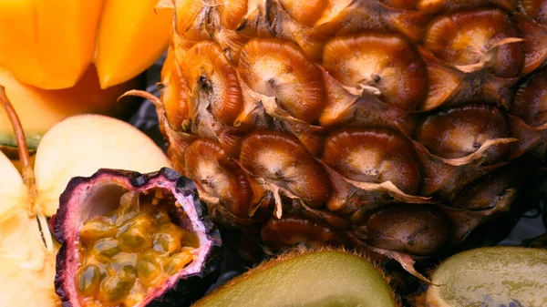 Masanın üzerinde ananas kivi tutku meyvesi