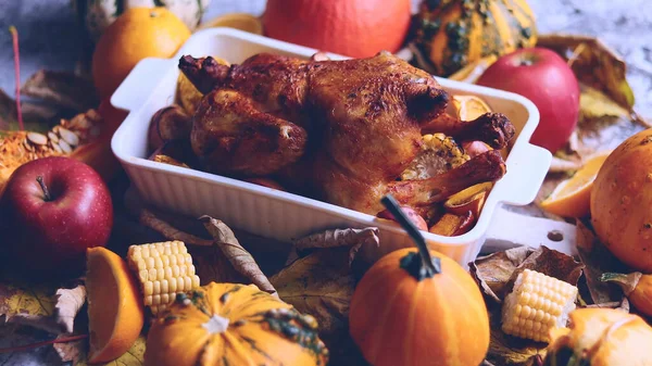 fırında tavuk ve sebze var.