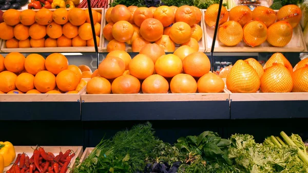 蔬菜和水果商店柜台 — 图库照片
