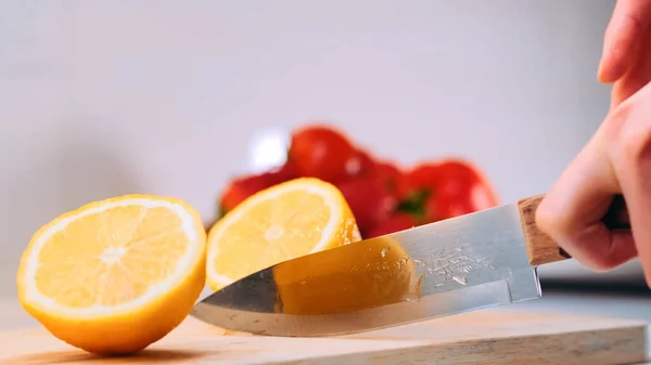 limon bir bıçakla ikiye bölünmüş.