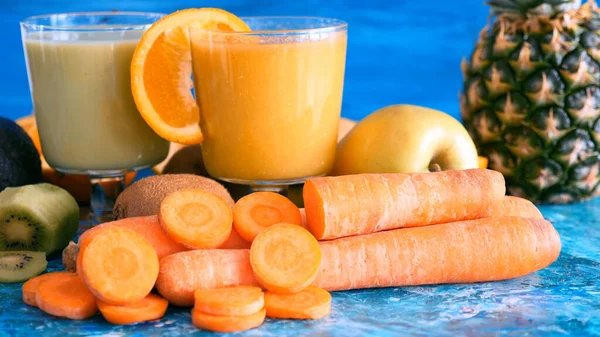 Doğranmış havuç ve havuç suyu.