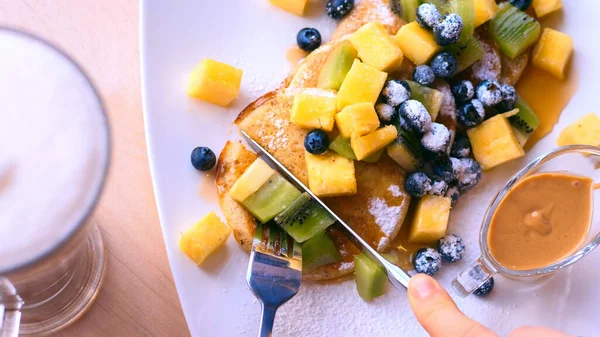 Krep ve böğürtlen kahvaltısı