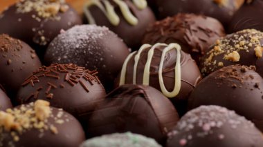 Masada çikolata kaplı şekerler.