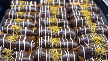 Çikolata kremalı ve şekerli ekler.