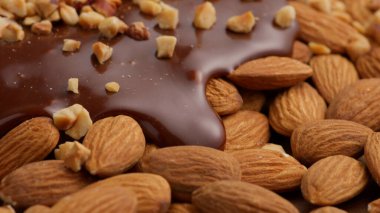 Çikolatalı badem ve arkeoloji.