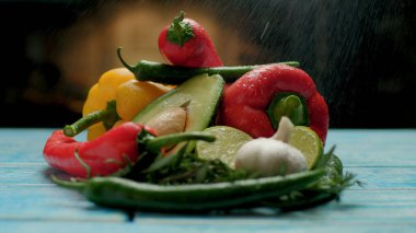 kırmızı sarı biber ve avokado