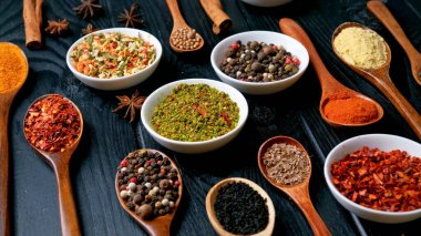 Masanın üzerinde farklı baharatlar olan tabaklar.