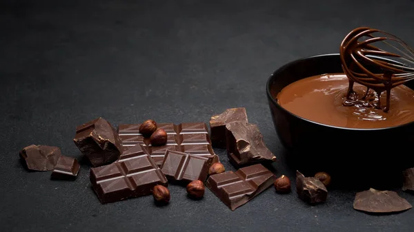 Erimiş çikolata ve çırpılmış kase.