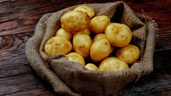 Masanın üzerinde bir çanta patates var.