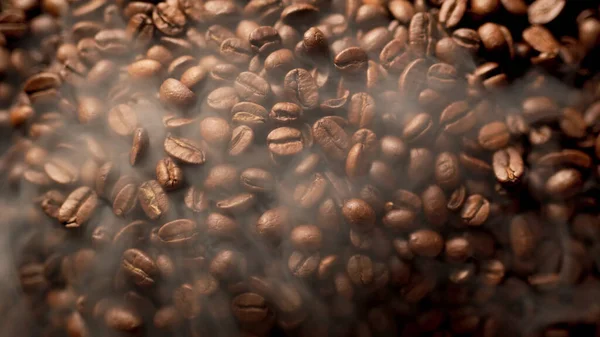 Kavrulmuş kahve çekirdekleri duman içinde.
