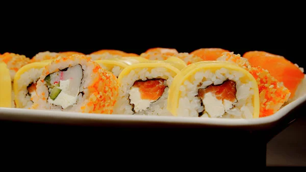 Tabakta portakallı suşi