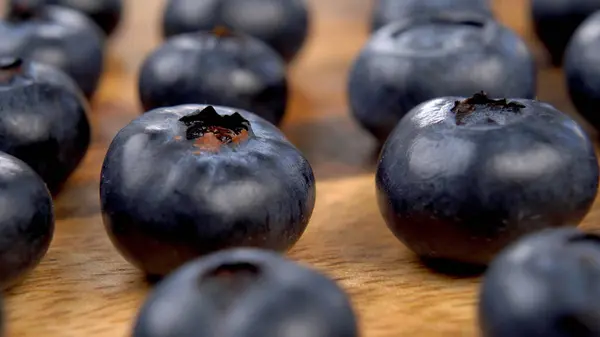 Sıraya dizilmiş böğürtlenler