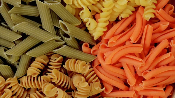 sarı yeşil kırmızı kahverengi badem kurabiyesi