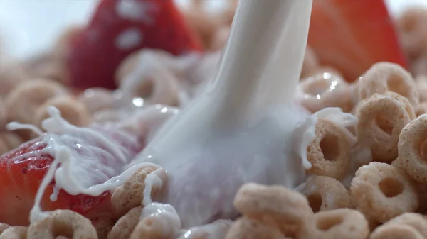 çilek ve süt ile tahıl