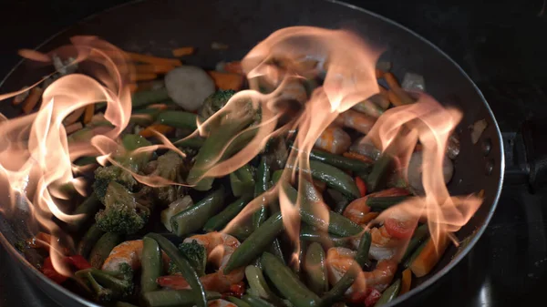 Sebze bir tavada kızarmış