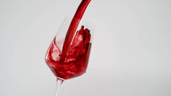 Rotes Getränk Wird Ein Glas Gegossen — Stockfoto