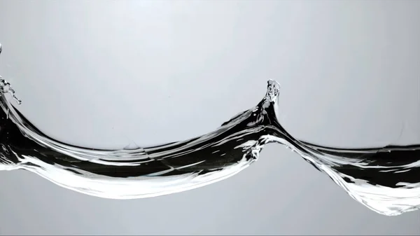 Yüzeye bir damla su düşer.