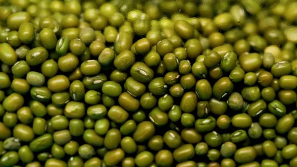 Yeşil bezelye bir kavanoz içinde