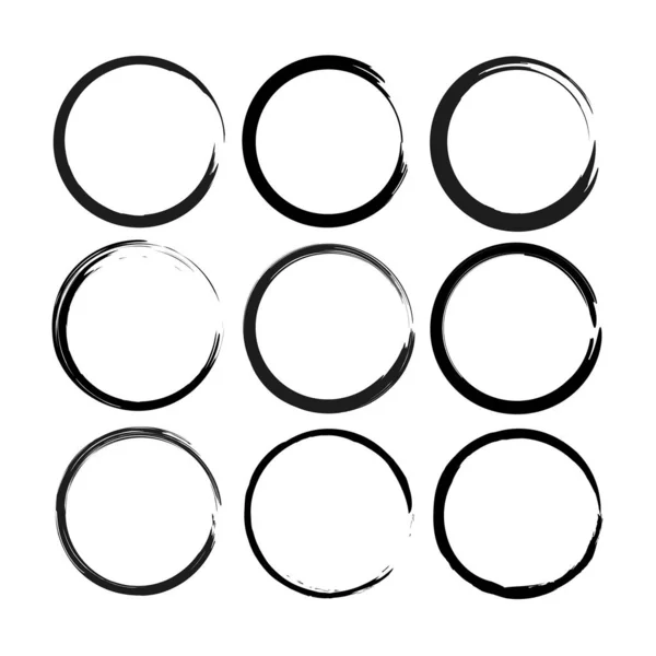 Vrijstaande cirkels. Met de hand getrokken zwarte cirkels. Grunge textuur. Inktborstel slag tekening cirkels. Vector illustratie. Voorraadafbeelding. — Stockvector