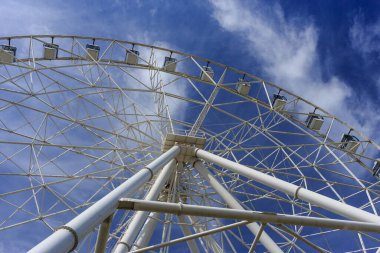 Gökyüzüne karşı büyük dönme dolap.