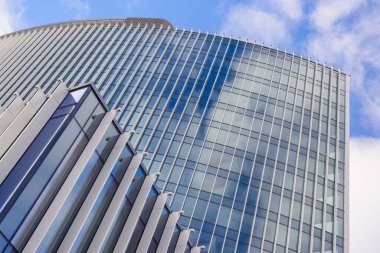 Gökyüzüne karşı modern ofis binası