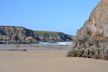 Pearronda plajı, Asturian kıyısındaki Castropol ve Tapia de Casariego konseylerinde yer alır. Bölgedeki en güzel plajlardan biridir. 600 metre uzunluğundadır. Ortasında kumsala adını veren yuvarlak bir kaya vardır..
