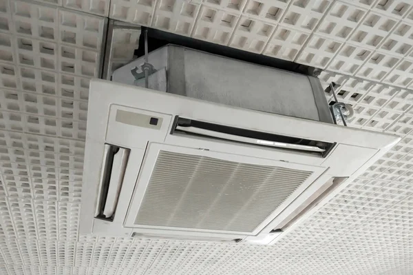 Кондиционер свисает с потолка. Кассета типа кондиционер. Система кондиционирования воздуха. — стоковое фото