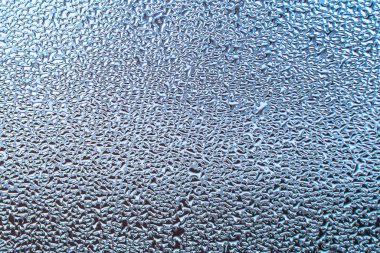 Temiz cam pencerede bir buğu var. Yüksek nem oranı. Su damlaları. Soyut arkaplan dokusu.