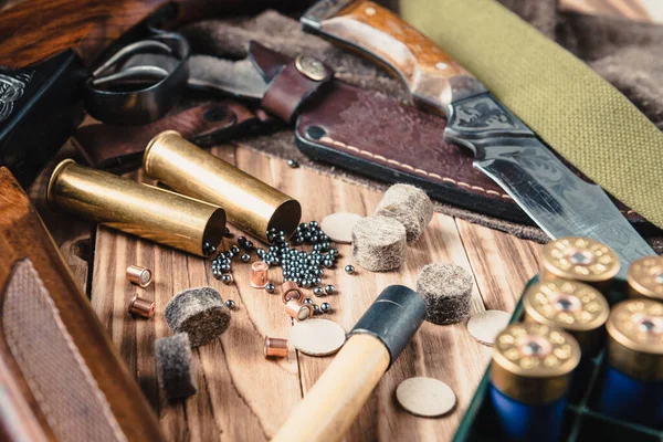 Masada avlanma ekipmanları var.