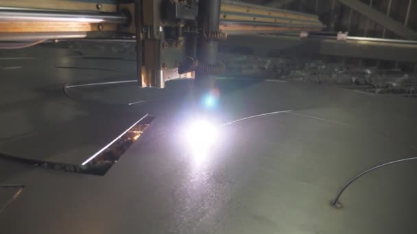 Plasma cutting of metal plate with a cnc. Modern technologies with high precision. Laser cutter in work. Manufacturing a workpiece from sheet of steel. Industrial metalworking production. Slow motion — Stock Video
