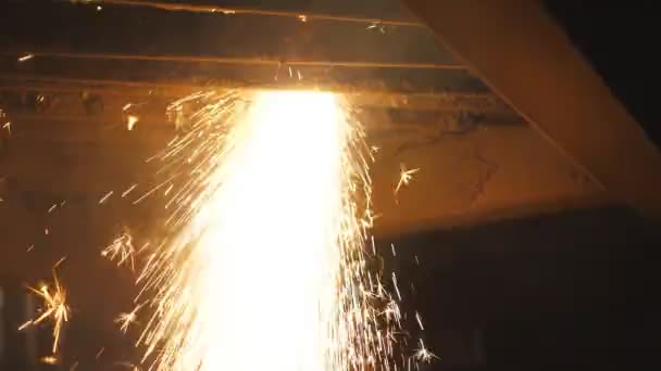 Багато яскравих іскри літають з гарячого металу під час плазмового різання. Виготовлення заготовки зі сталі. Лазерний різак в роботі. Промислове виробництво металообробки. Деталі на майстер-класі. Повільний рух — стокове відео
