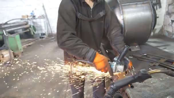 Unrecognizable man use saw cutting machine to cut metal tube. Craftsman with circular saw sawing steel in garage. Industrial professional worker grinding metal. Sparks fly from hot metal. Slow motion — Stock Video