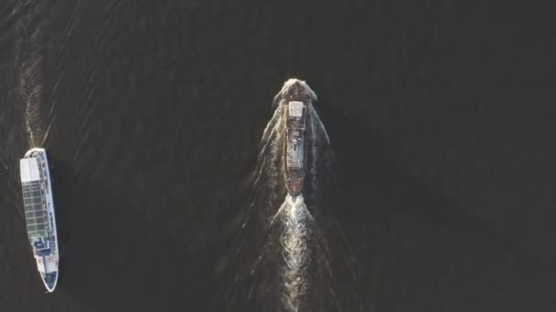 Prise de vue aérienne du cargo flottant sur la rivière ou la mer. Transport de marchandises par bateau. Un drone survole un vaisseau nautique. Navire porte-conteneurs ou chaland naviguant. Transport maritime. Vue du dessus — Video