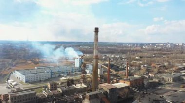 Kimya fabrikasından atmosfere yayılan ağır dumanlı hava görüntüleri. Endüstriyel fabrika havaya zehirli buhar yayıyor. Ekoloji ve çevre kirliliği sorunu kavramı