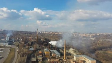 Kimya fabrikasından atmosfere yayılan ağır dumanlı hava görüntüleri. Endüstriyel fabrika havaya zehirli buhar yayıyor. Ekoloji ve çevre kirliliği sorunu kavramı