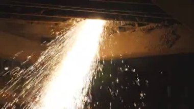 Birçok parlak kıvılcım plazma kesimi sırasında sıcak metalden uçar. Çelikten bir eser üretmek. Lazer kesici çalışıyor. Endüstriyel metal üretimi. Atölyede detayları anlatıyorum. Yavaş çekim