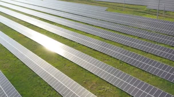 여러 개의 태양 전 지판 이 지상에 설치되어 있다. 재생 가능 한 녹색 에너지를 생산하는 태양 발전소의 공중 촬영. 태양 전 지판 표면에 반사되어. 깨끗 한 생태 에너지 생산. 클로즈업 — 비디오