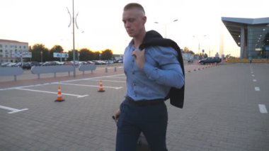 Mutlu uçuştan sonra Bagaj ile caddenin üzerinde yürürken omzuna bir ceket ile genç işadamı dans ediyor. Onun başarı ve başarı kutluyor tişörtlü neşeli başarılı adam. Yakın çekim