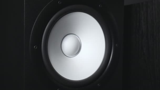 Zár-megjelöl-ból mozgó mélynyomó a stúdióban. Fehér hangszóró, lüktető, és hallgat a hangos zene, az alacsony frekvenciájú vibrációs. Munkájának modern Hi-Fi hangszóró membrán. Lassú mozgás — Stock videók