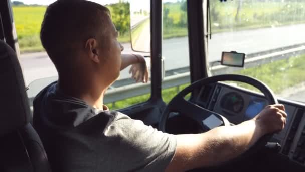 Kamionsofőr profil. A kamionsofőr autót vezet. Az ember fogja a kezét a kormányon és a teherautón lovagol. Oldalnézet Bezárás Lassú mozgás — Stock videók