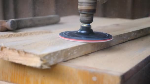Närbild av träbearbetningsverktyg i handen på yrkesarbetare. Oigenkännlig snickare arbetar på verkstad bearbetning trä. Slow motion Detaljerad vy — Stockvideo